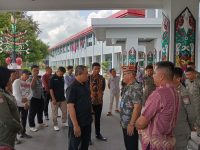 Oknum Pejabat Kabinda saat klarifikasi dengan Kabid Satpol PP Kalteng.